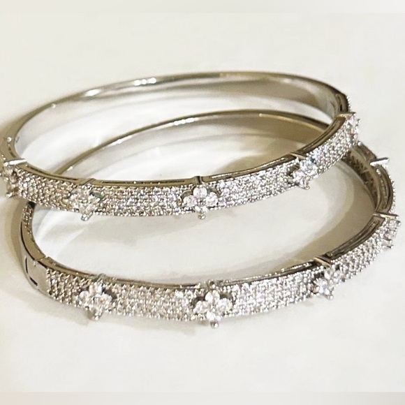 White Gold Cubic Zirconia Clover Flower Bangle Bracelet - Picture 3 of 3